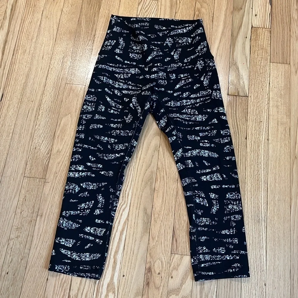 Lululemon Wunder Under Crops Graf Black & White sz 6